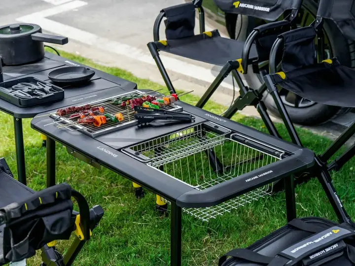 LANDING Magnetic Camping Table